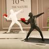 Banksy Statue Blumenwerfer Skulptur Maskenmann Hundespielend Figur Kunst Modern Harz Miniaturfiguren Schreibtischdekoration Heimdekoration