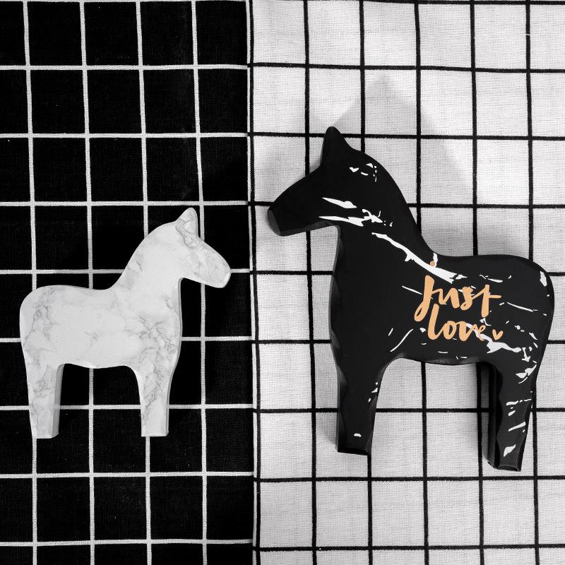 Wooden Horse Figurine Cute Child Toy Gift Crafts Statue Home Desktop Office Interior New House Decoration Ornaments