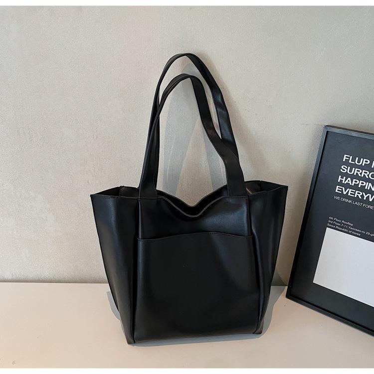 

Large capacity women s spring and summer new commuter shoulder bag casual fashion portable tote bucket bag чорний