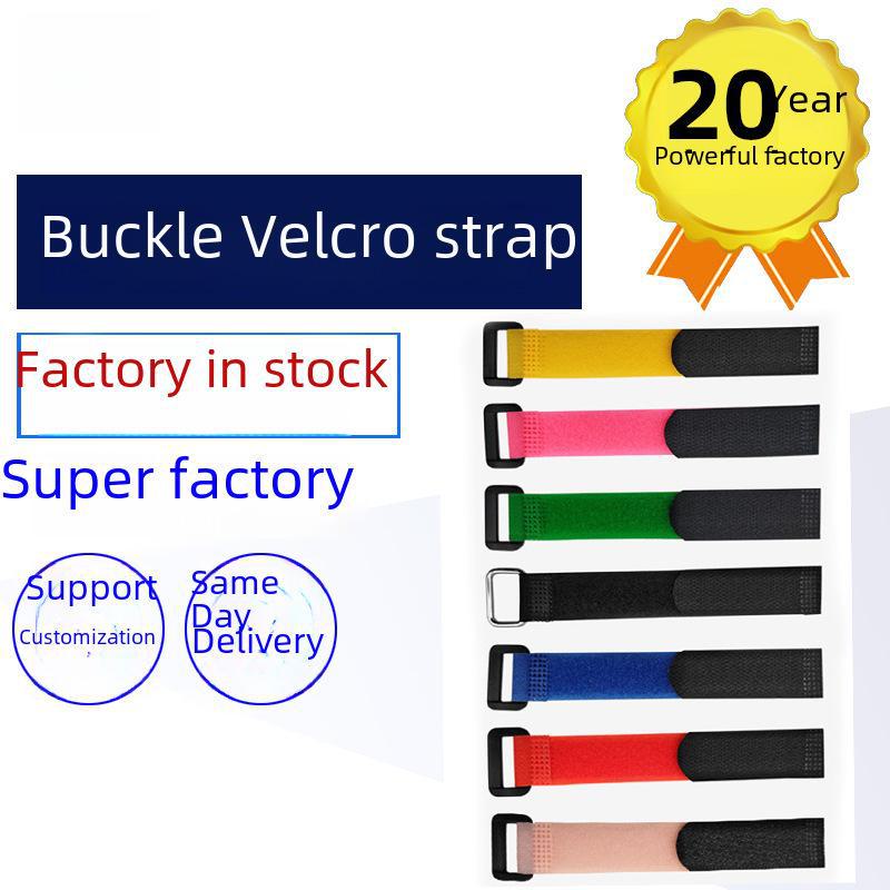 Klettverschlussband mit umgekehrter Schnalle für Datenkabel und Befestigung mit quadratischer Schnalle.