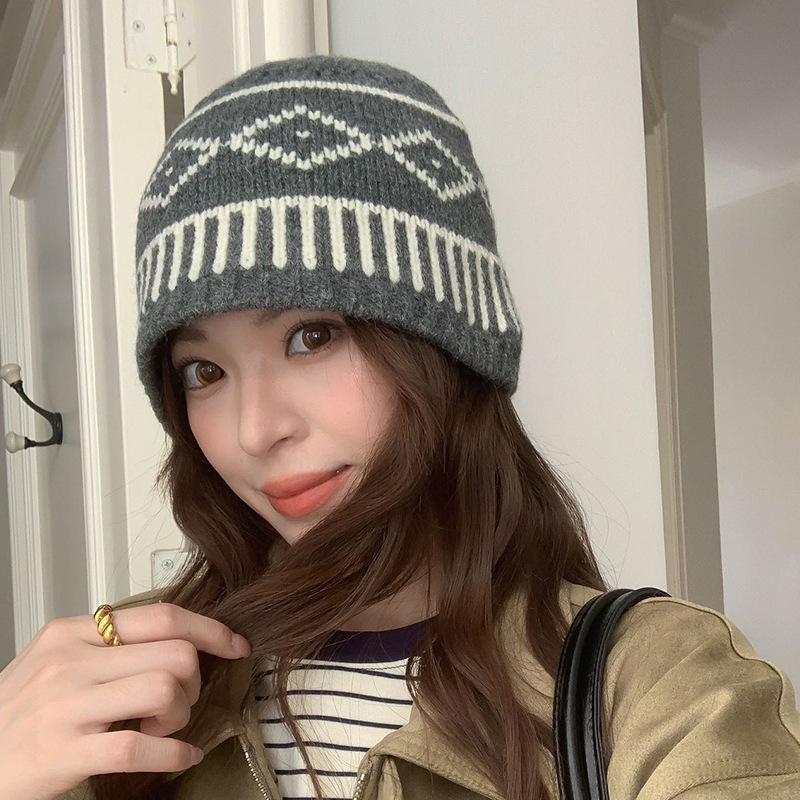 

Jacquard Rhombus Plaid Fisherman Hat Autumn and Winter Warm and Versatile Color Block Knitted Woolen Hat for Women with Large Head Circumference One Size