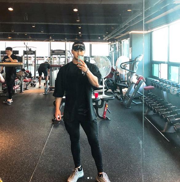 Muscle Fitness Slim Fit Breathable Mid-Sleeve T-Shirt for Running & Training