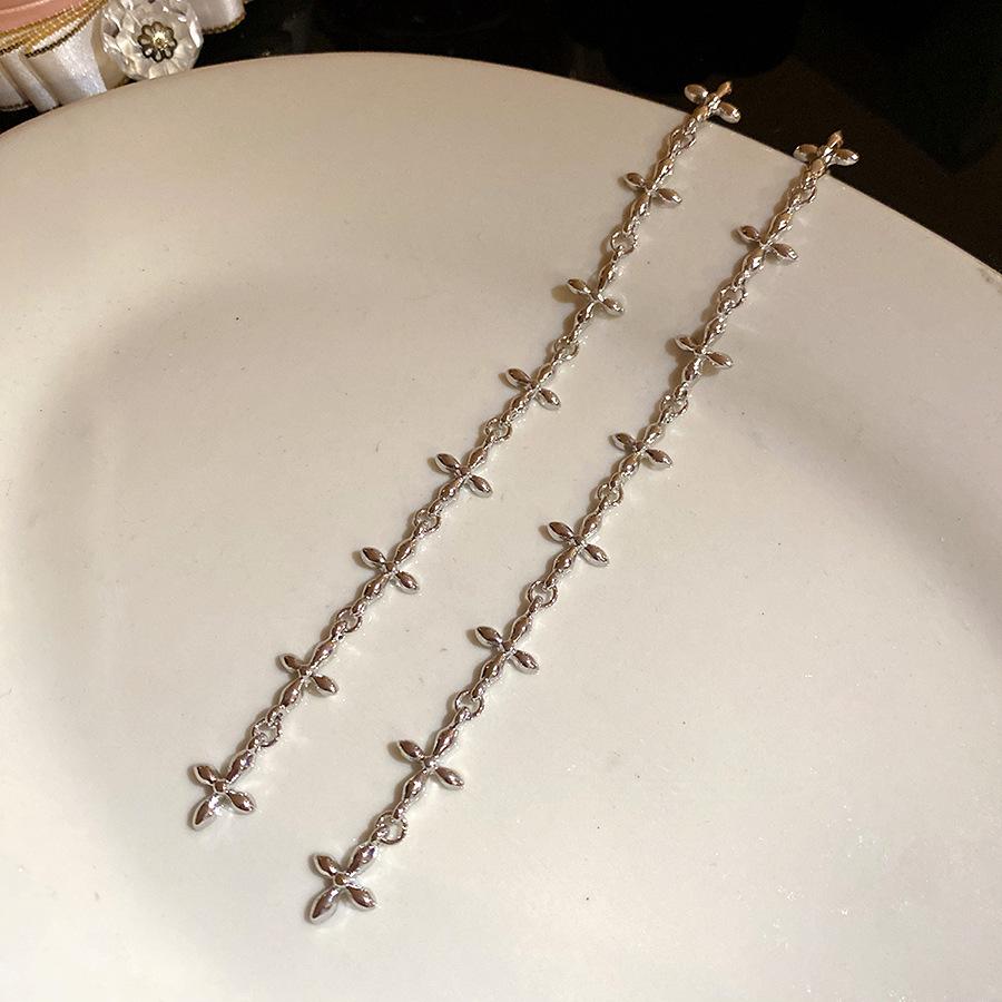 

European and American cross fringed earrings, personalized design sense, simple fashion stud earrings, light luxury, high-end earrings, women