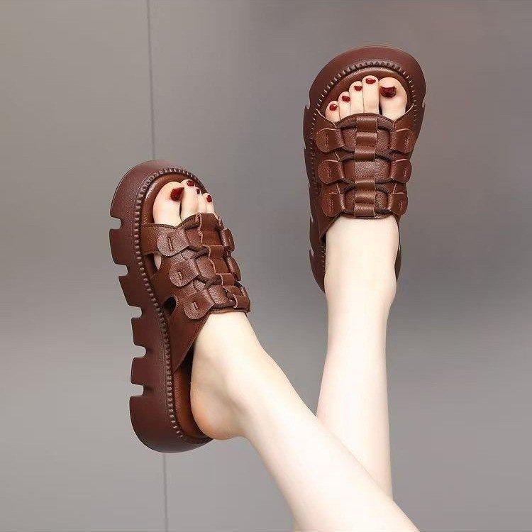 

Платформа интернет-знаменитости тапочки женские летние новые из мягкой кожи прохладные тапочки двойного ношения с увеличением роста юбка легкие сандалии-маффины 40 коричневый