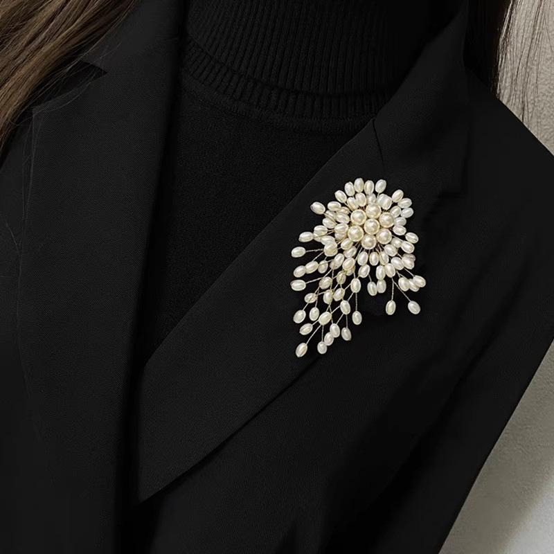 Luxury Exaggerated Elegant Pearl Flower Brooch Pin Badge For Women Girls Fashion Clothes Decoration Jewelry Gifts