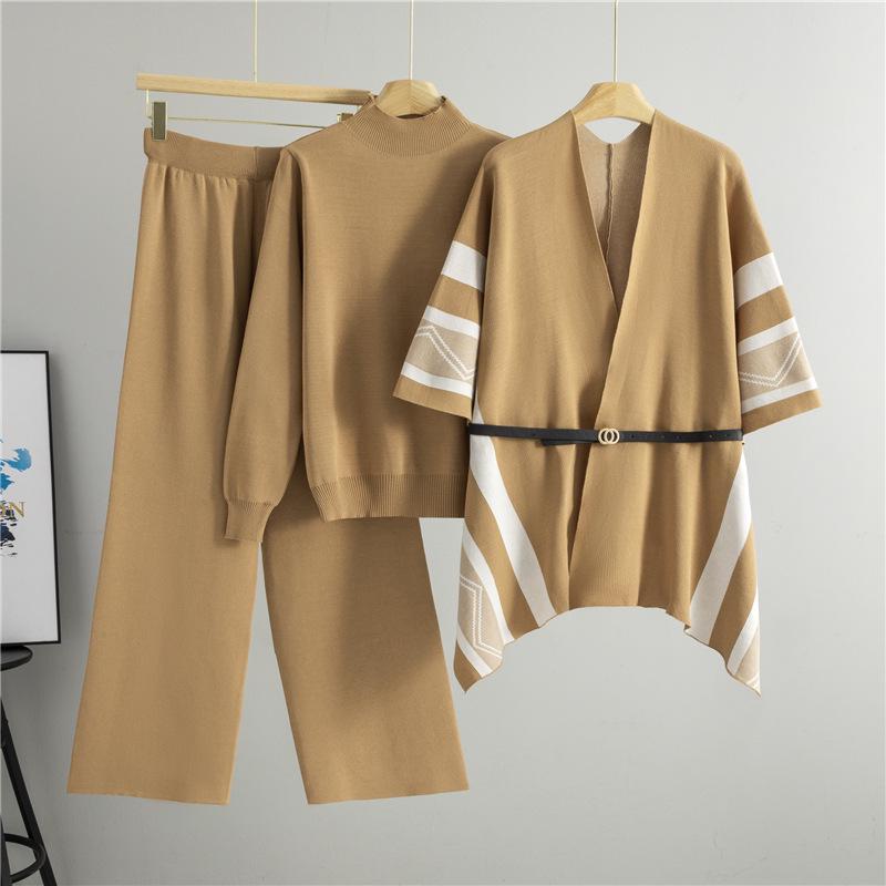 

Жіноча мода осінь/зима 2025: В язаний кардиган-шаль, светр з високою горловиною та комплект з трьох предметів: штани широкого крою. One Size імбирний/жовтий