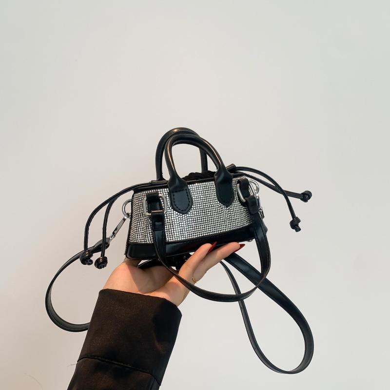 

Модная женская сумка подмышкой 2024 года, летняя новая корейская версия, портативная сумка-ракушка, простая повседневная сумка-мессенджер для женщин чёрный