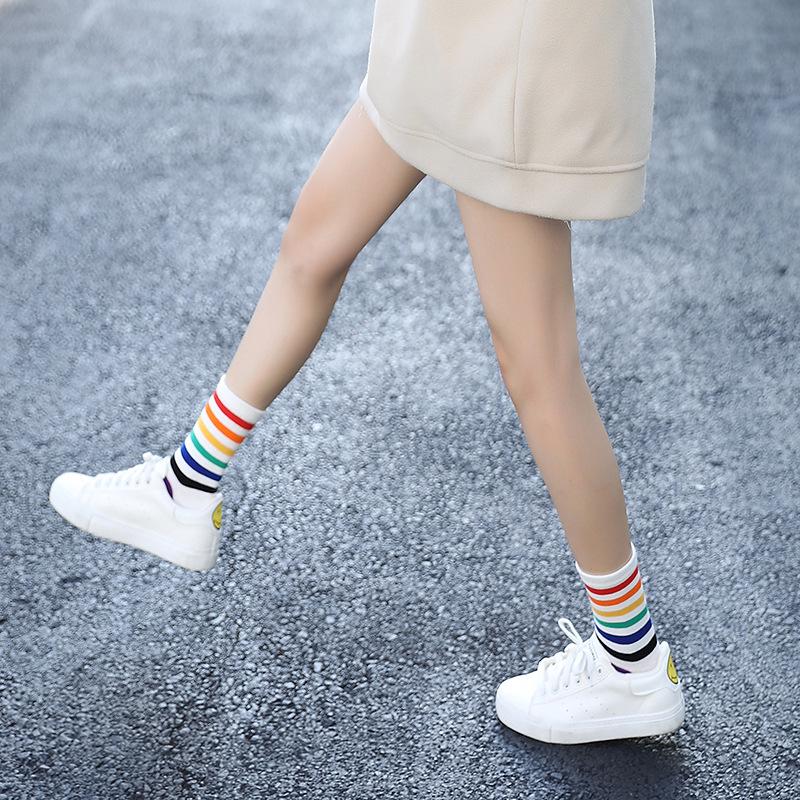 Neue Damen Socken 1 Paar lang Baumwolle Regenbogenfarben gestreift bedruckt Neuheit Mode Dame Herbstsocken