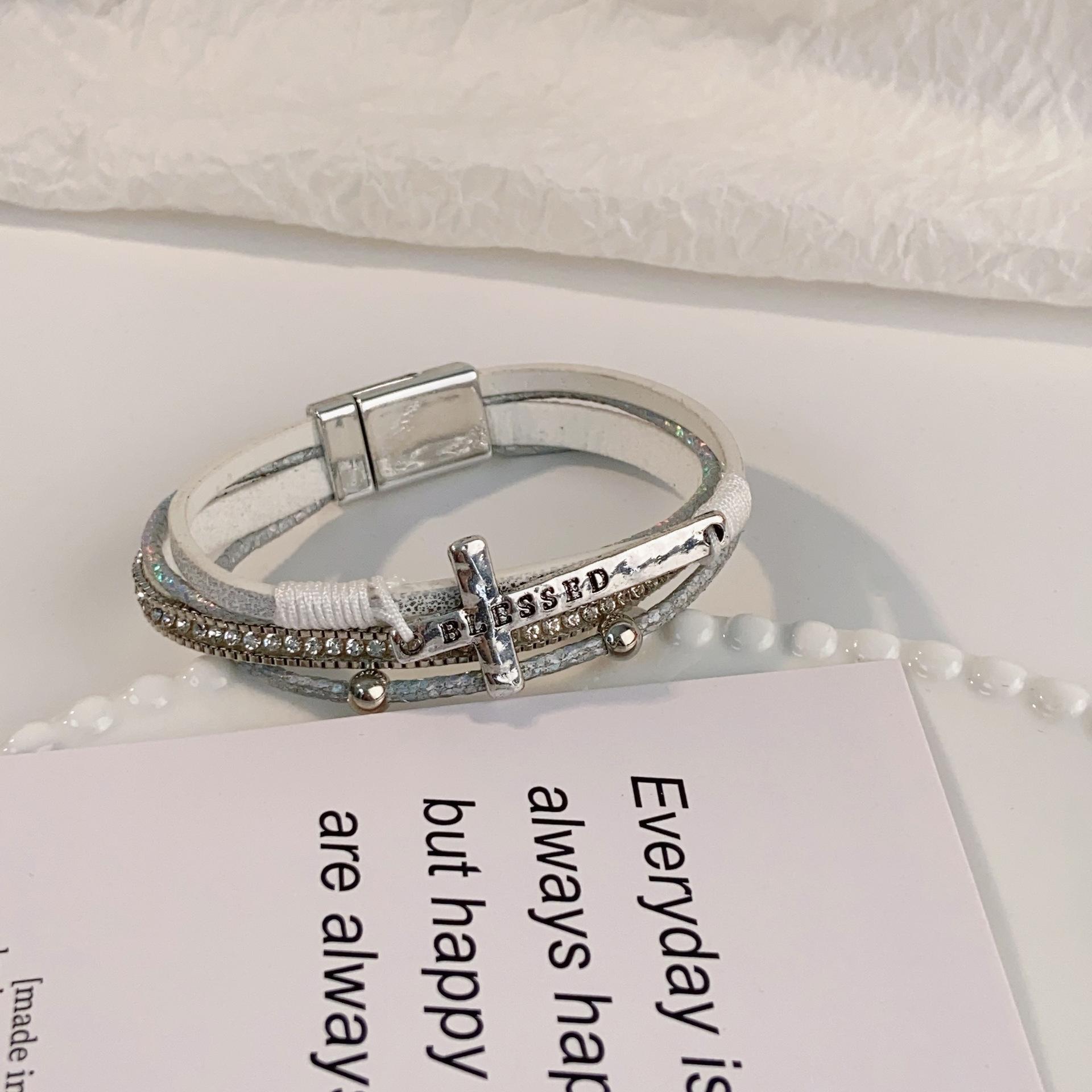 

Hot Sale Bohemian Cross Bracelet Handwoven Bracelet Light Luxury Diamond Magnetic Bracelet Versatile Jewelry білий