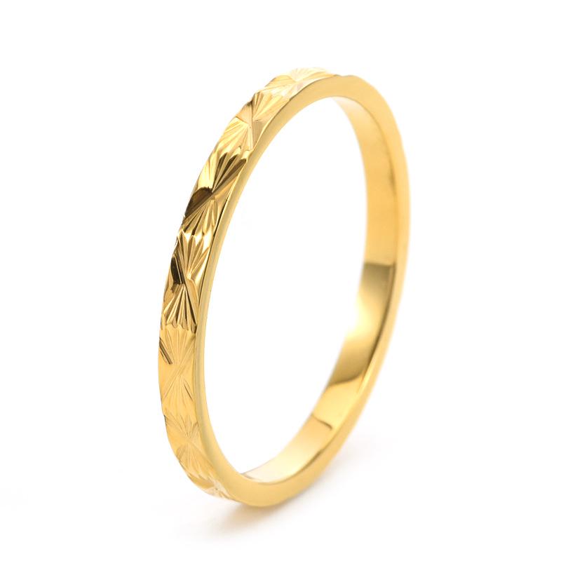 Anel de Aço Titânio Banhado a Ouro 18K com Padrão Floral para Mulheres - Super Brilhante, Cor Duradoura, Brilho Francês, Estilo Europeu e Americano