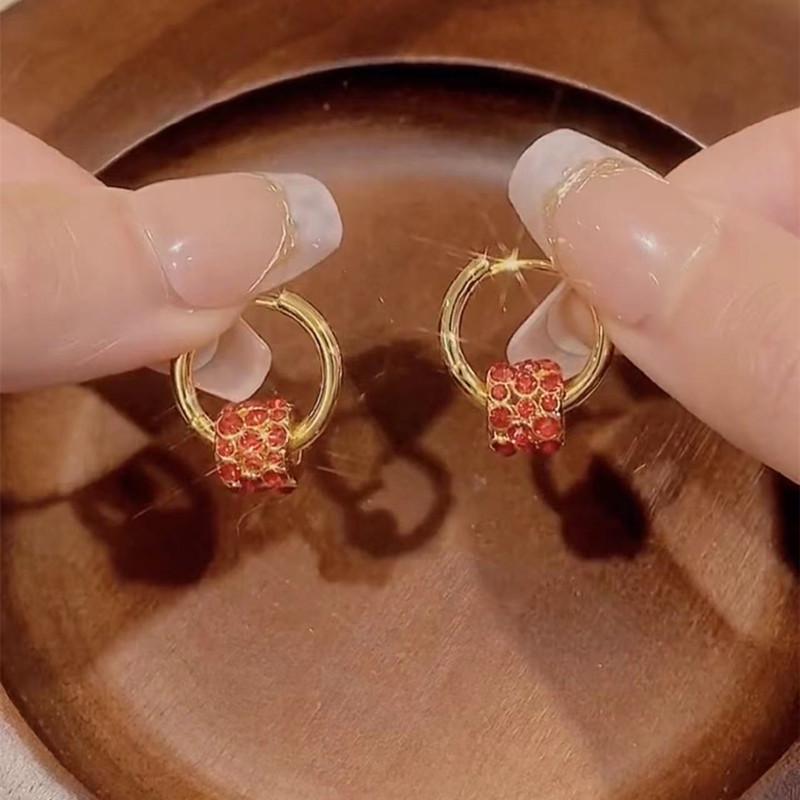 

Вращающиеся серьги-подвески Maillard с бриллиантами — элегантный и универсальный дизайн на осень/зиму