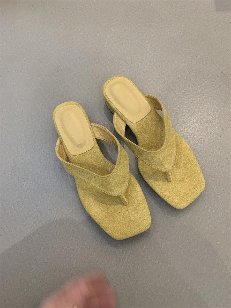 

Simple pinch-on flip-flops for women, cold slippers with flat bottom and skirt, beach shoes 40 жёлтый