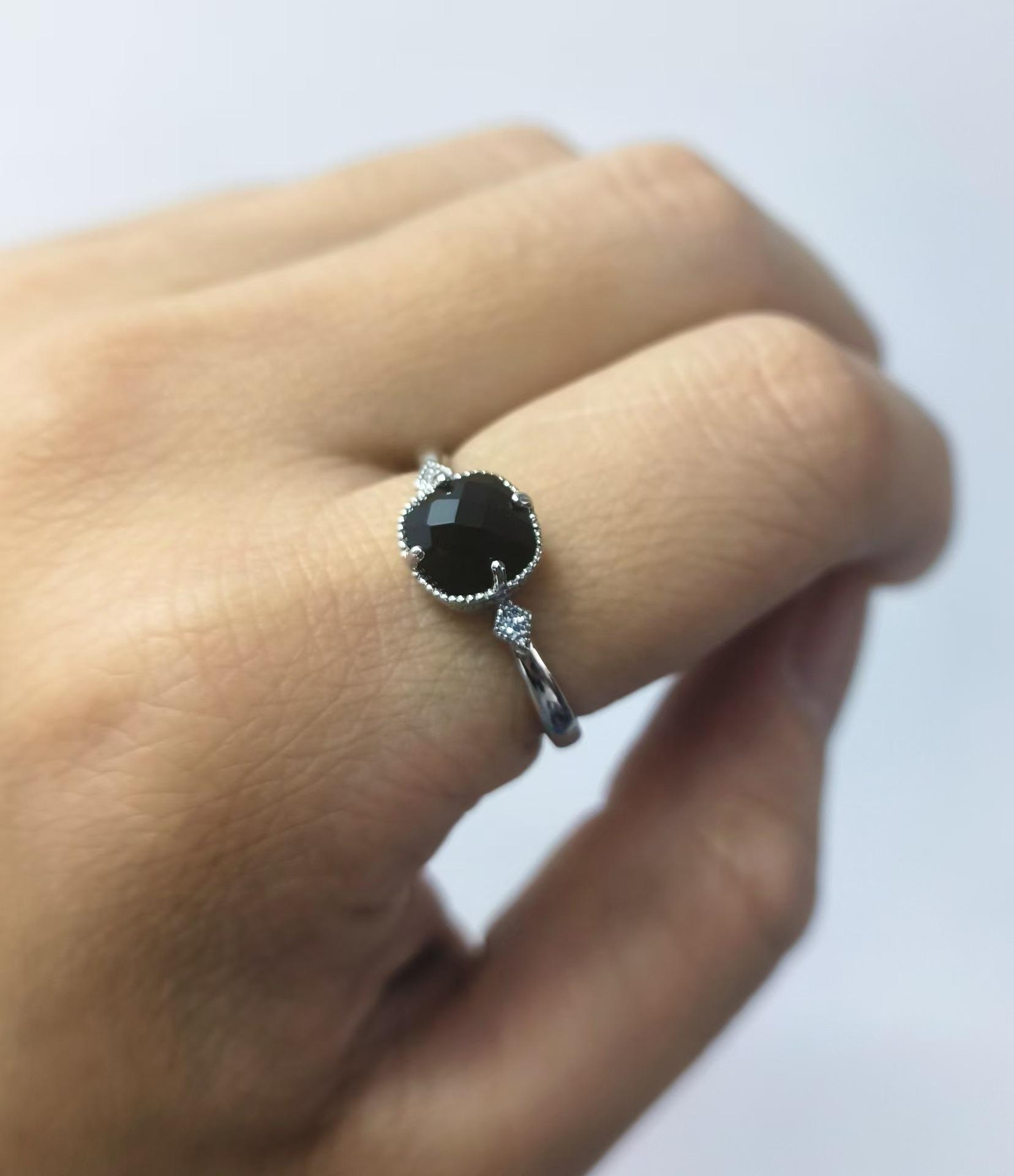 

Square Black Stone Ring, Female Personality Temperament Gold-Plated Black Agate Opening Adjustable Ring Opening adjustable