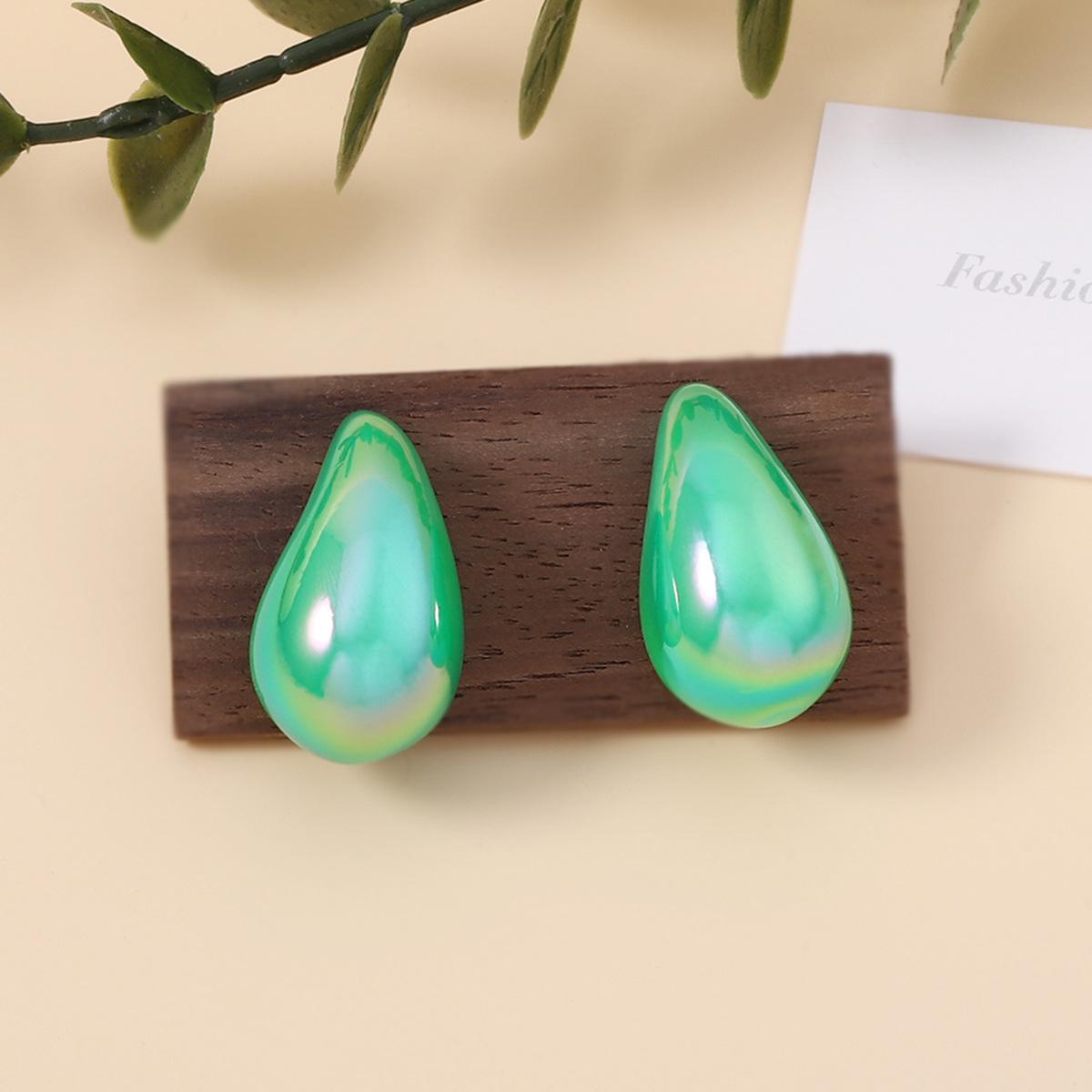 

The new iridescent three-dimensional effect colorful water drop personalized transparent ear studs are fashionable, versatile, exquisite and niche