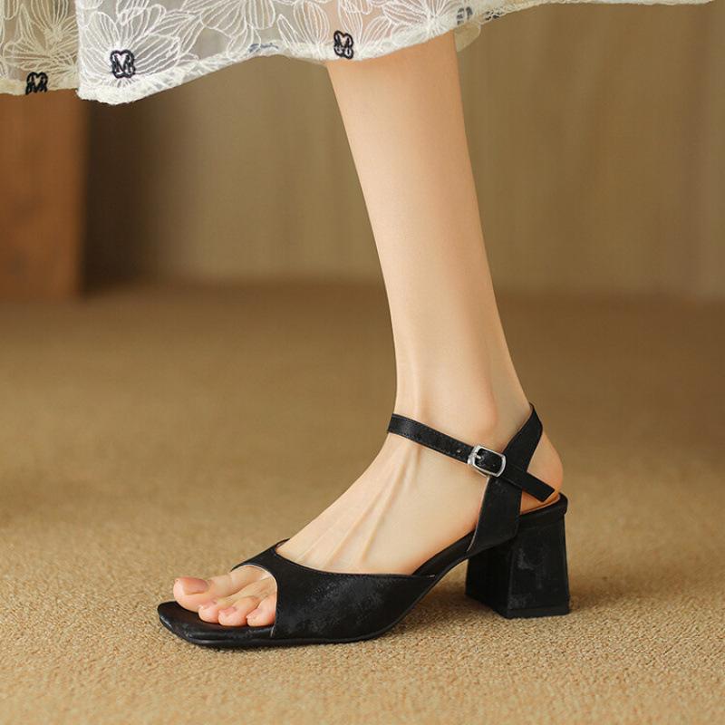 

Новые женские сандалии на одном слове квадратный носок летние повседневные серебристые больших и маленьких размеров женская обувь удобная резиновая подошва сандалии на высоком каблуке 39 чёрный