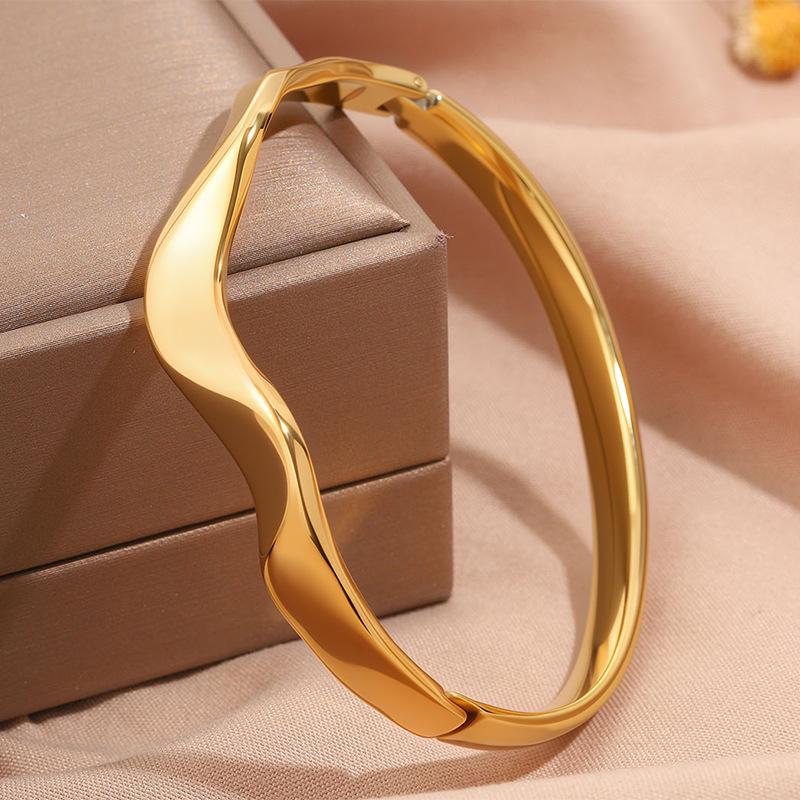 Hot-selling titanium steel bracelet, girls' high-end sense of fashion, popular light luxury in Europe and the United States, Gypsy star love diamond