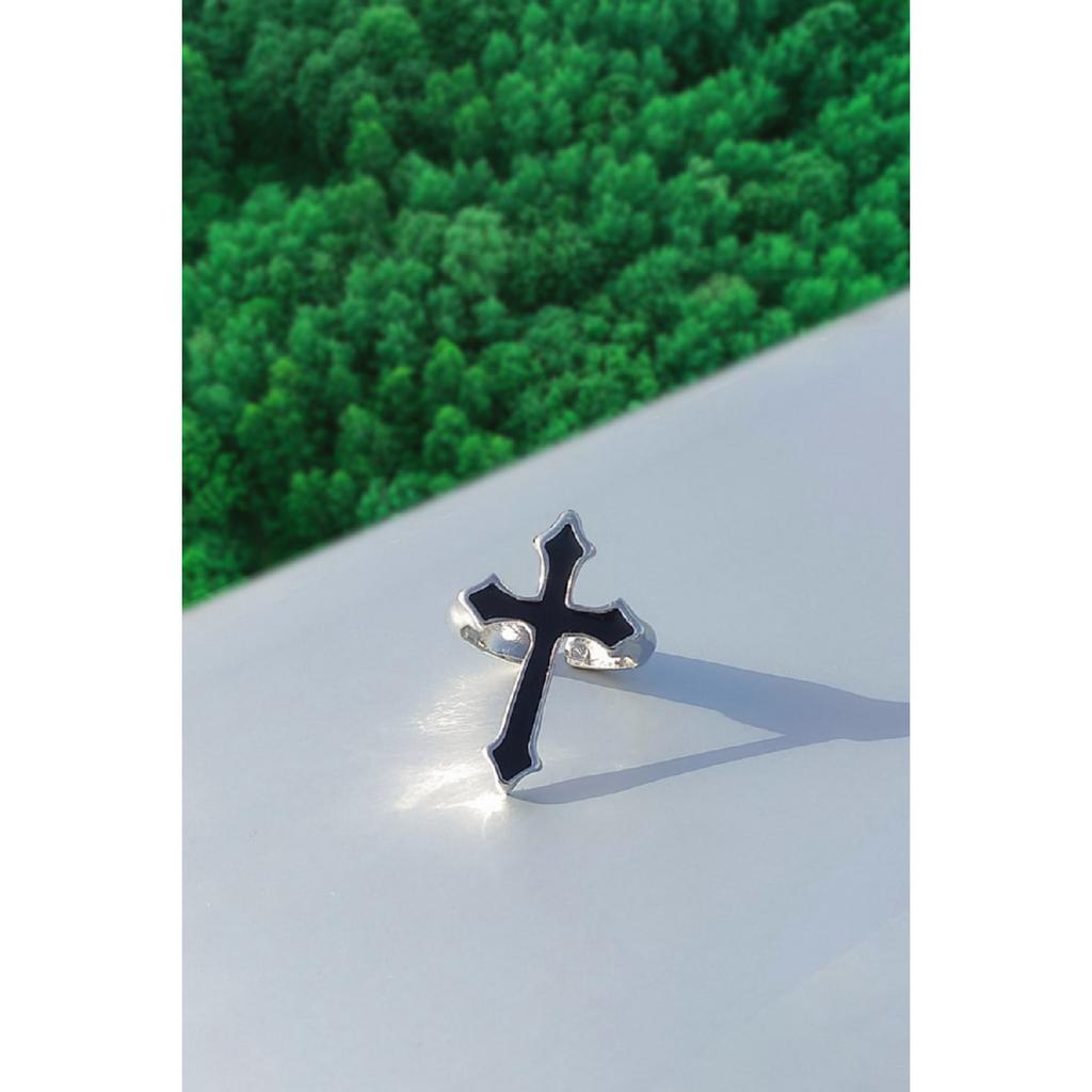 Verstellbarer, versilberter Herrenring mit schwarzem Gothic-Kreuz