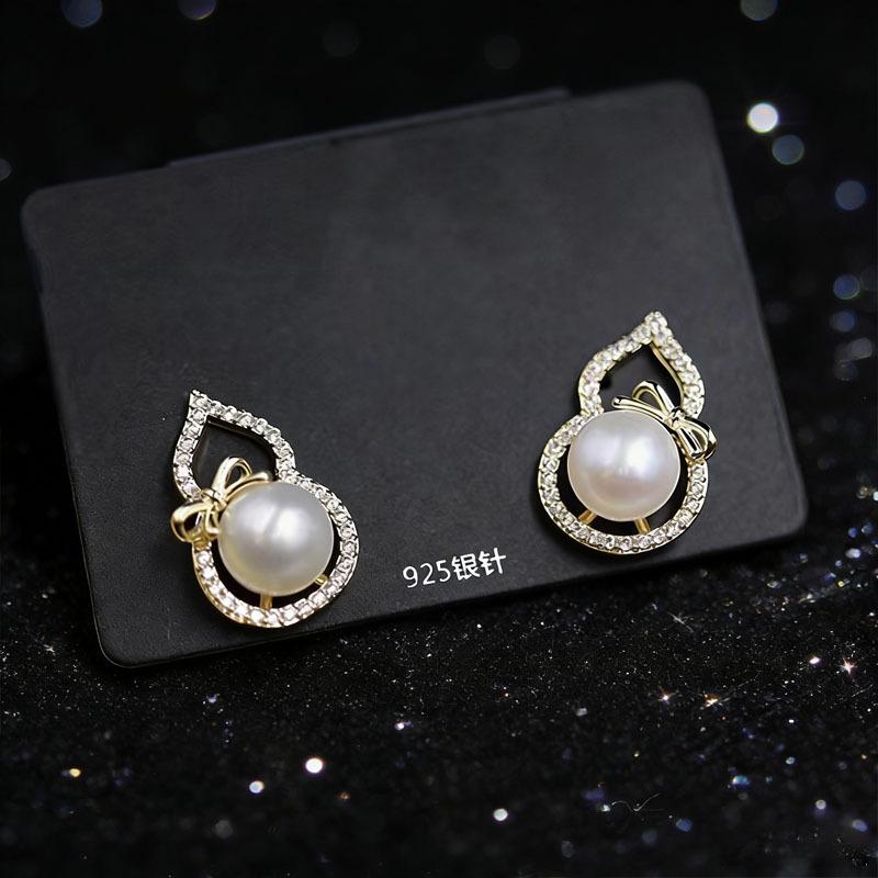 Natural Freshwater Pearl Gourd Stud Earrings for Women Ins Niche Light Luxury High-end 18K Zircon Bow Earrings 2026