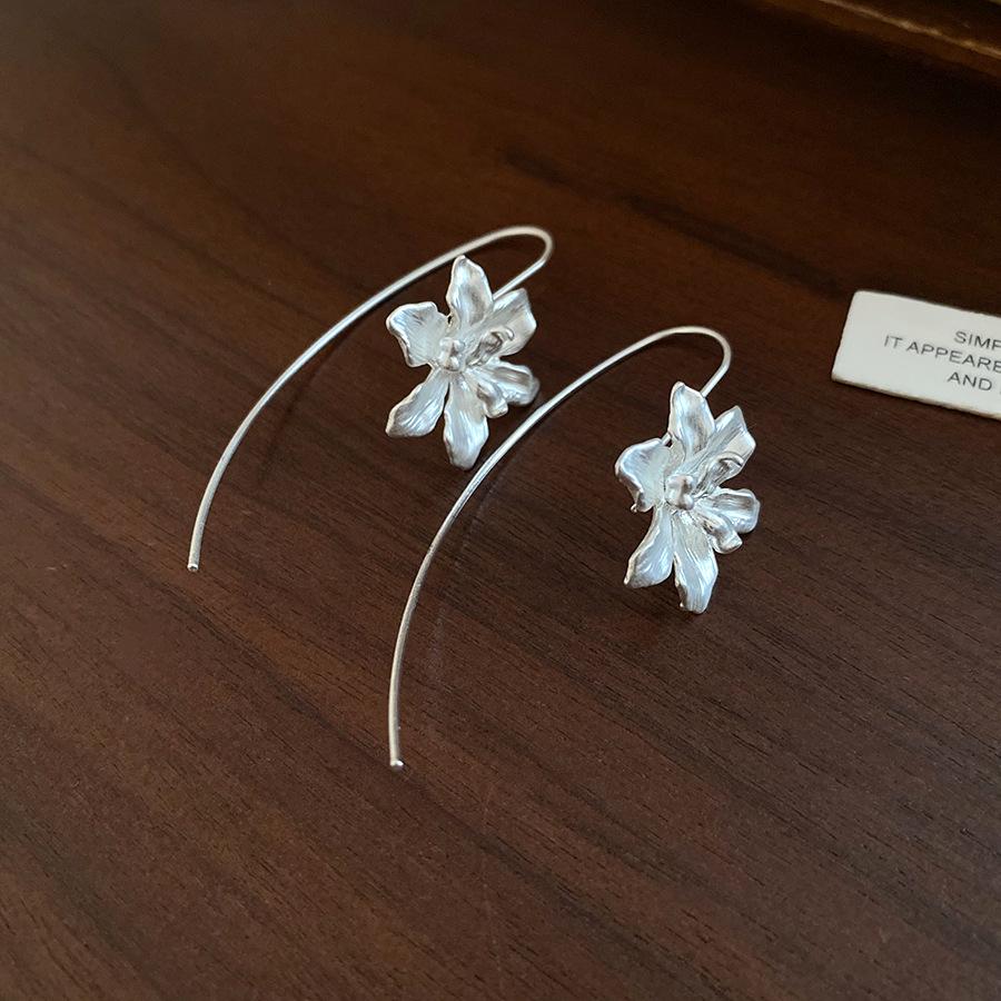 

Retro court style iris pendant ear hook women s light luxury personality fashion versatile earrings autumn and winter high-end earrings