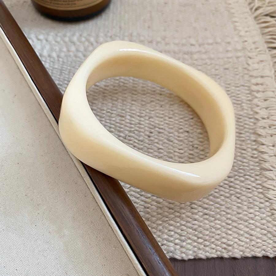European and American Beige Irregular Geometric Resin Bracelet Light Luxury Temperament Bracelet Retro Exaggerated Jewelry Women