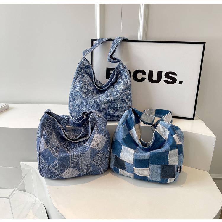 Женская большая вместительная пригородная сумка через плечо — фото 6