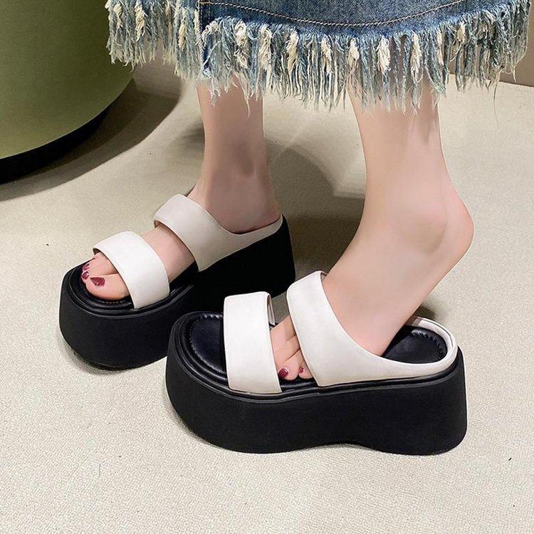 Internet celebrity trend casual wear one-word slippers women's summer 2025 Korean version of muffin thick-soled small man cool shoes