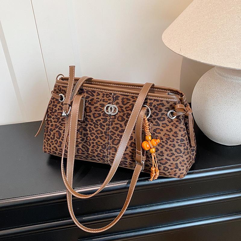 

2025 retro simple fashion shoulder bag autumn and winter new bag niche design women s large-capacity underarm bag without pendant цветной печати леопарда