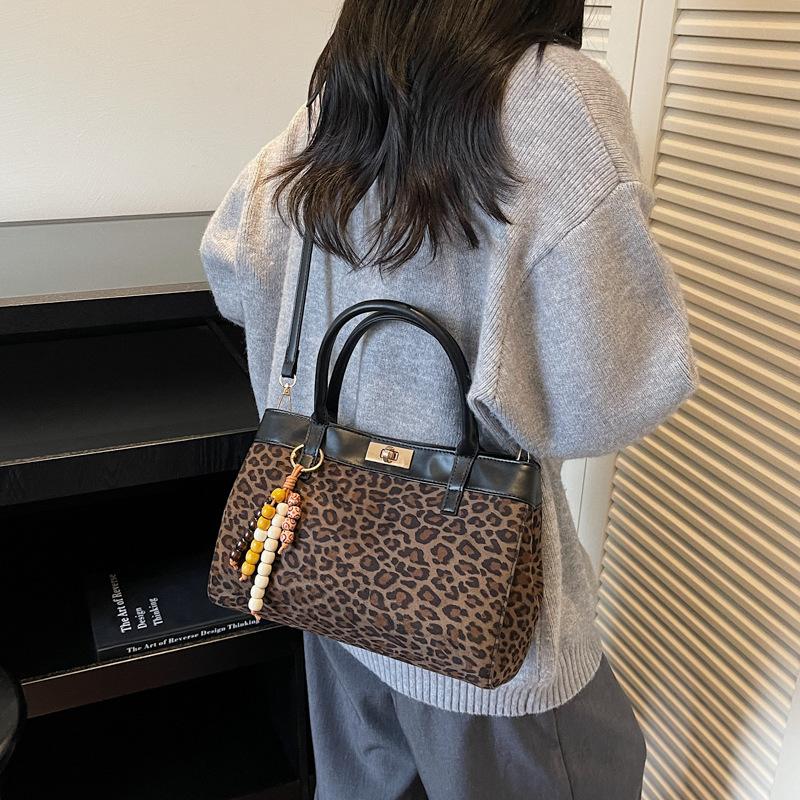 Leopard print bag women's large-capacity 2025 new autumn and winter niche design messenger bag popular ins portable commuter bag