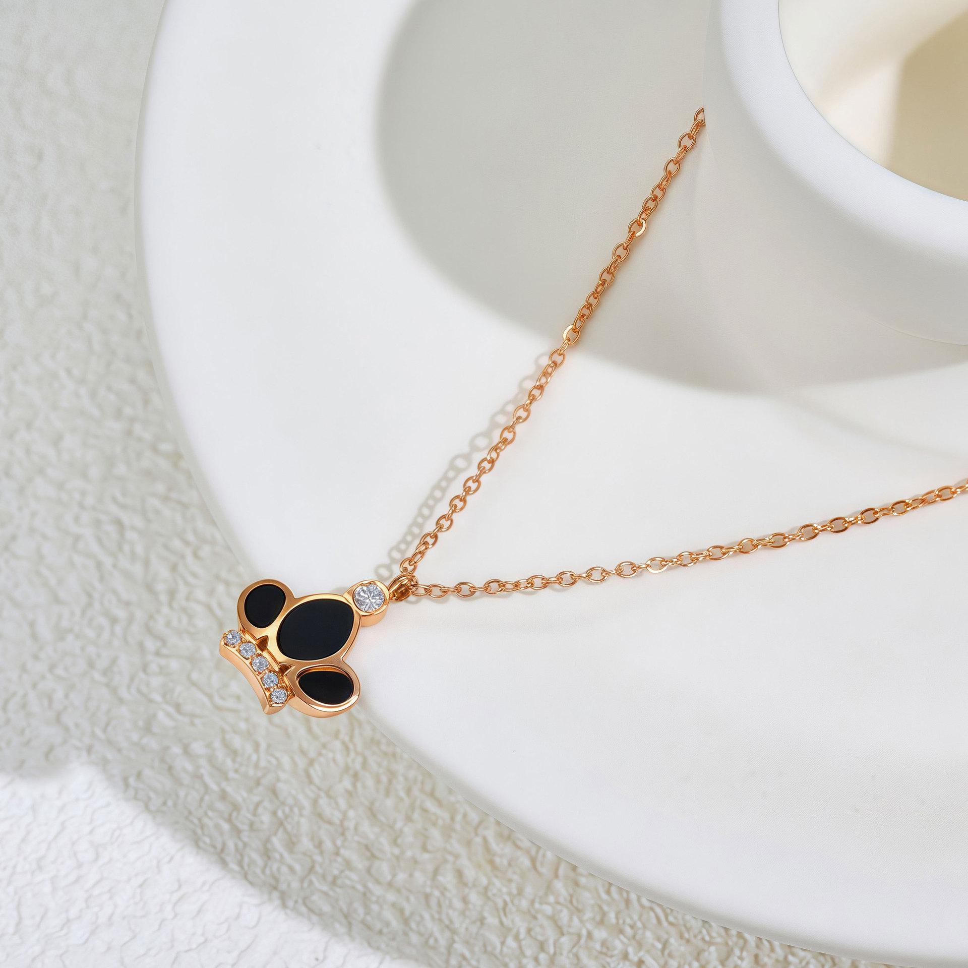 

Titanium Steel Rose Gold Collarbone Chain Black And White Shell Crown Pendant Necklace Female Niche Versatile