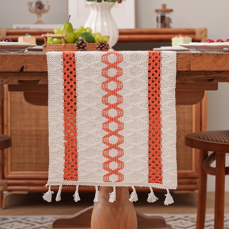 Bordslöpare i etnostil av vävd bomull och linne med tofsar - Lätt lyxig festivaldekoration