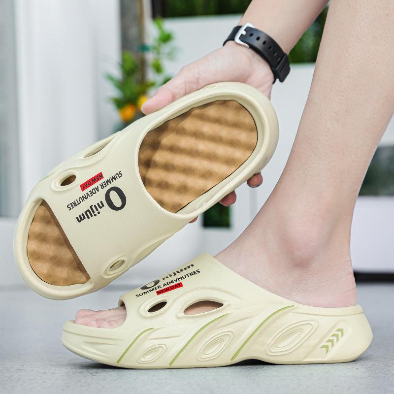 

2025 лето новые модные универсальные шлепанцы толстая подошва ощущение ходьбы по дерьму удобные для отдыха дома купания нескользящие шлепанцы на одной лямке 45