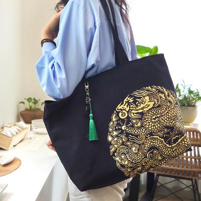 תיק קניות גדול Gonryongpo עם דוגמת דרקון קוריאנית – שחור / כחול כהה
