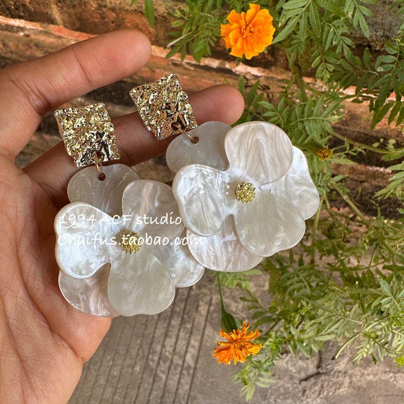 

Доступная роскошь Студия Ленивое настроение Ретро Меньшинство Цветы White pair