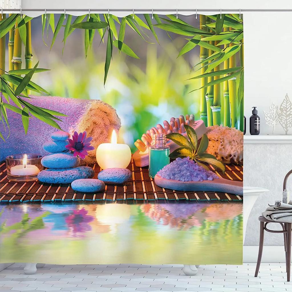 Rideaux de douche en bambou vert zen, fleurs d'orchidée violette et papillons, plantes, pierre noire, décor de salle de bain en tissu avec paysage naturel de spa