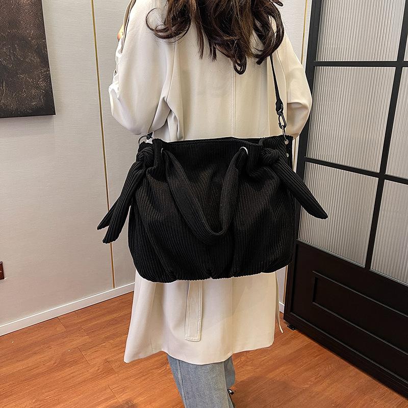 

Ретро однотонная вельветовая сумка большой вместимости для работы и повседневной носки, универсальная квадратная 37*18*33 чёрный