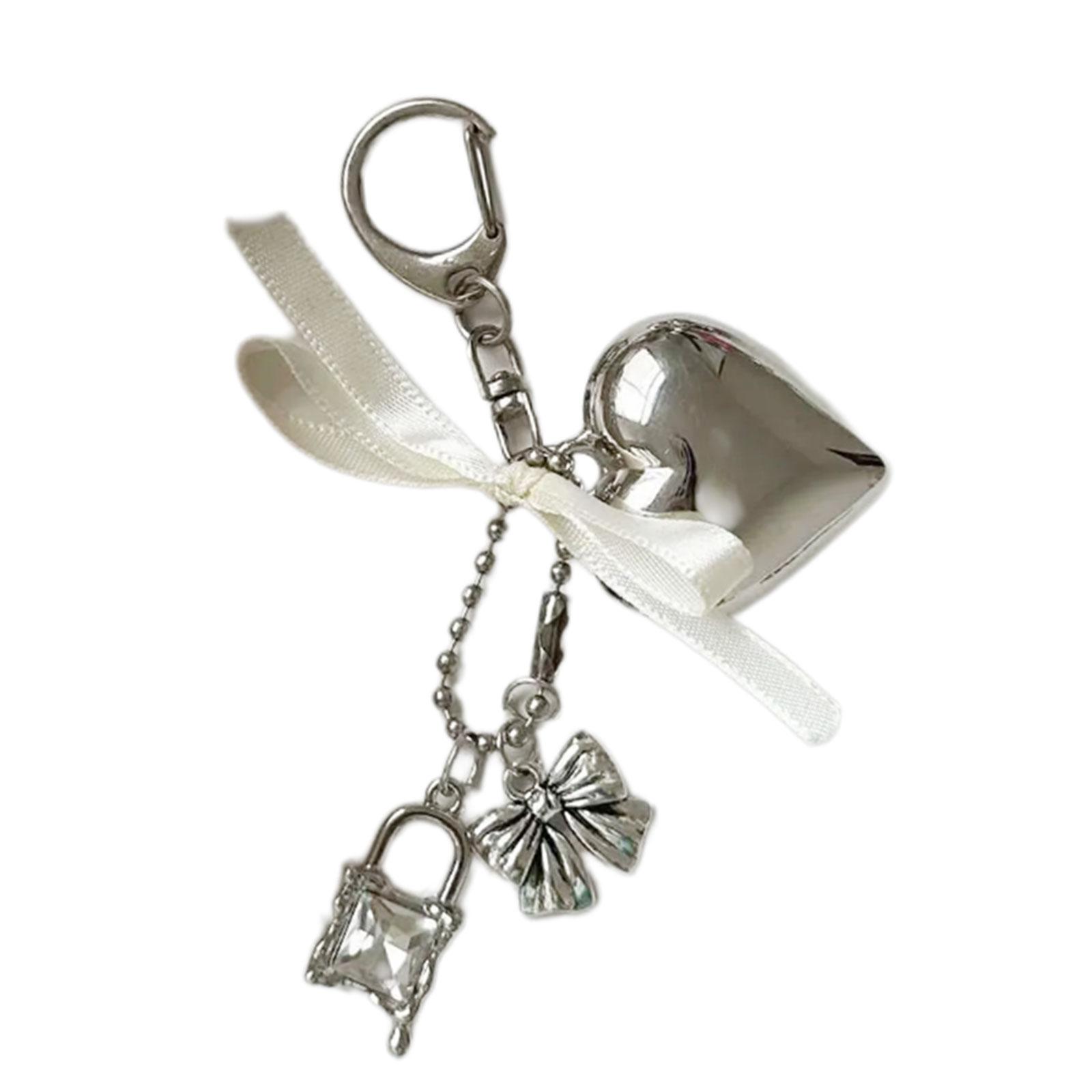 Нежная подвеска в виде сердца на сумку — фото 8