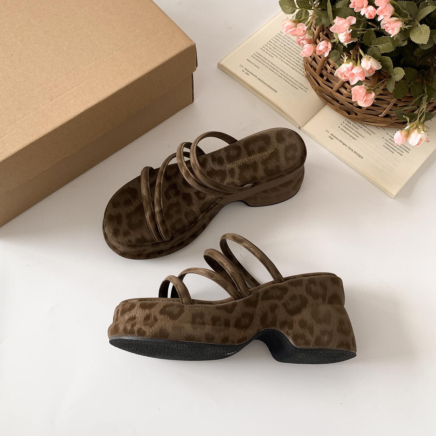 

Pink retro slope heel thick bottom heightened one-word slippers for women s summer wear 2025 new models with skirts French cool slippers 39 темно-коричневого