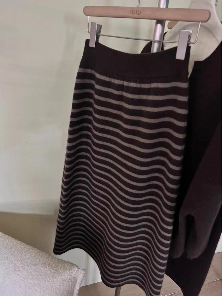 Women's Gray Retro Striped Knit Midi Skirt - Winter Korean Style Slimming Bodycon Casual Skirt