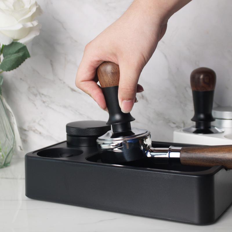 Multifunktionale Kaffeestation: Tamperbasis & Utensilienaufbewahrung