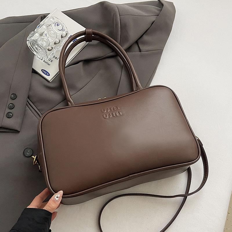 Nouveau sac bandoulière portable style simple de niche à la mode et haut de gamme polyvalent pour le travail et les loisirs pour femmes