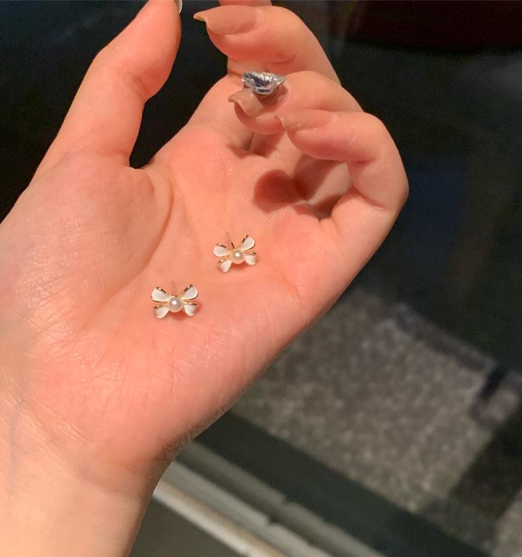 

Тенденция 2024 года: Элегантные клипсы-пусеты с жемчужным бантом для непроколотых ушей - Высококачественная женская бижутерия