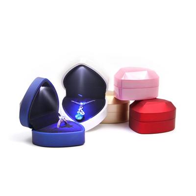 Luxuriöse Herzförmige LED-Licht Hochzeitsringbox Mit Display Aufbewahrung Schmuck Dekoration Box Ring Anhänger Tasche Geburtstagsgeschenk