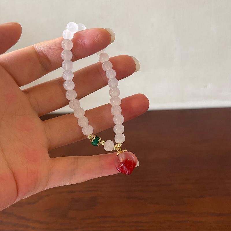 Heldig perlearmbånd til kvinder Kinesisk stil Ferskencharmevedhæng Håndlavet elastisk armbånd Venskabssmykker