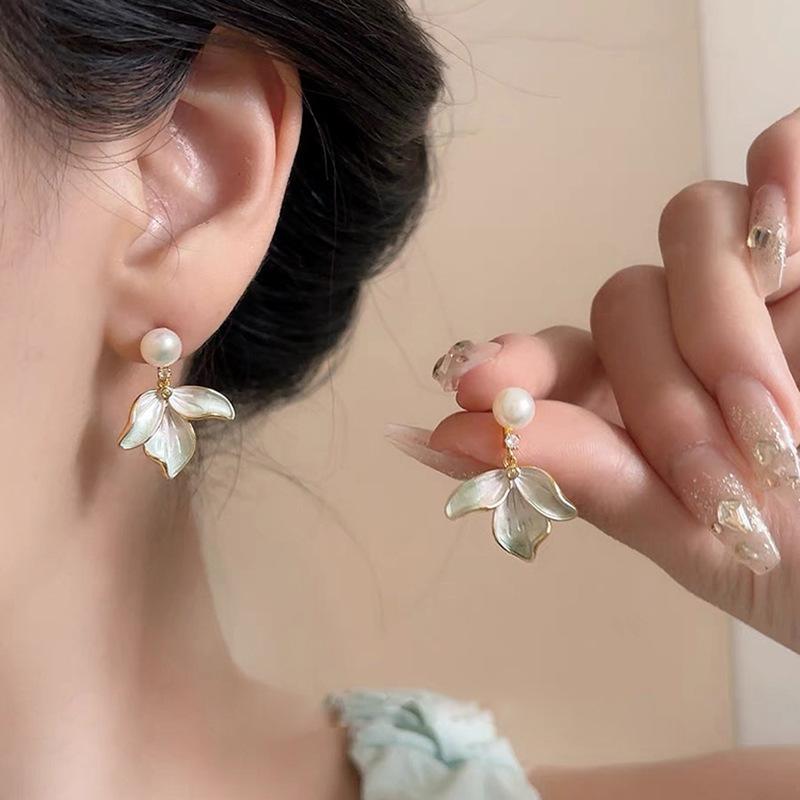 Freshwater pearl small fresh petal ear clips without ear piercings, sweet and fashionable versatile earrings, niche design earrings women