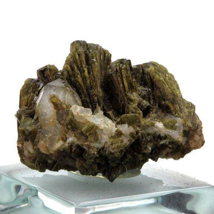 Pierres et Minéraux. Epidote + Quartz. 115.0 ct. Cornillon, Bourg d'Oisans, France..