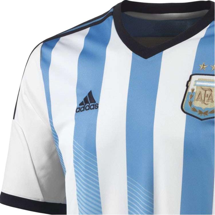 adidas Camiseta de Fútbol de Manga Corta con Cuello en V y Corte Recto con Estampado de Rayas y Patrón de Insignia Argentina Copa Mundial 2014 Local Versión Aficionado Hombre Tops Celeste G74569