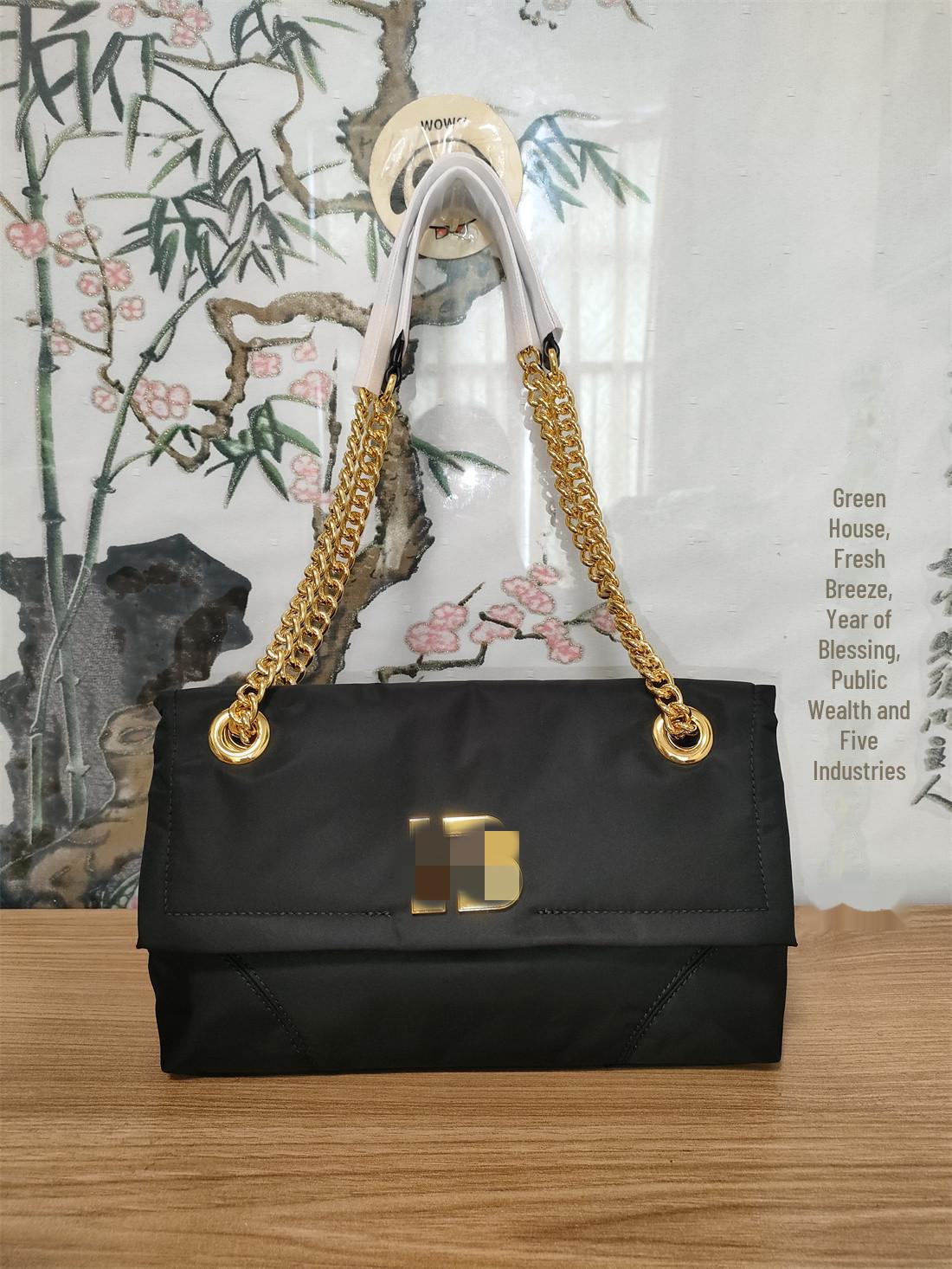 

Универсальная сумка через плечо из испанского нейлона с цепочкой