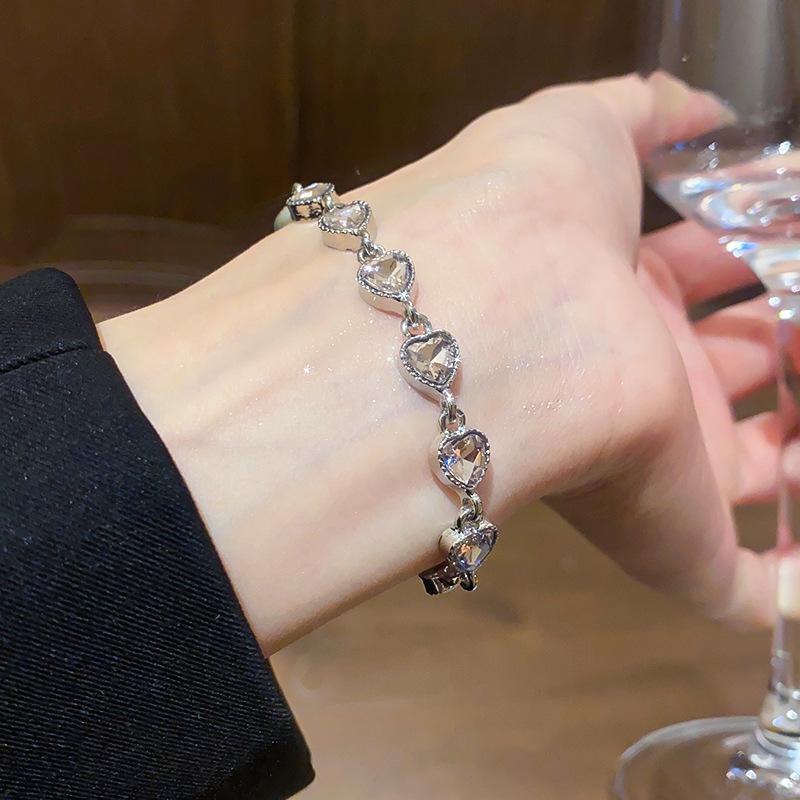 Korean-Style Cubic Zirconia Heart Bracelet: Elegant, Luxurious, and Fashionable Jewelry for Women.