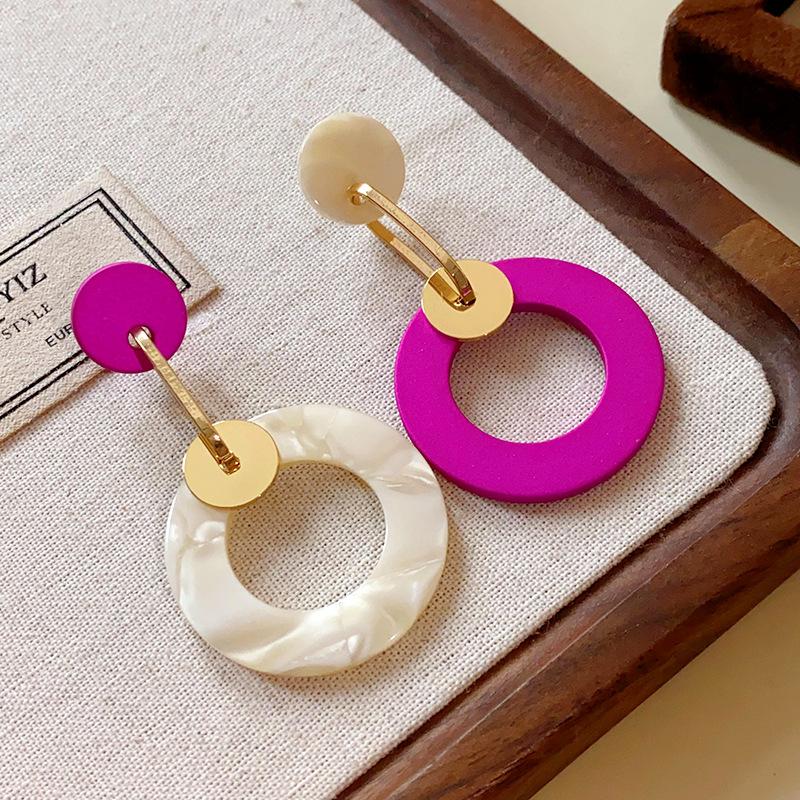 

Silver needle European and American exaggerated large circle earrings, unique design sense asymmetrical earrings, light luxury niche high-end earrings
