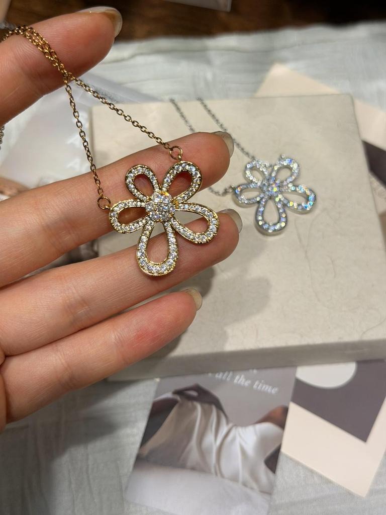 Korean Five-Petal Flower Titanium Necklace for Women - Luxury, Versatile Clavicle Chain Jewelry